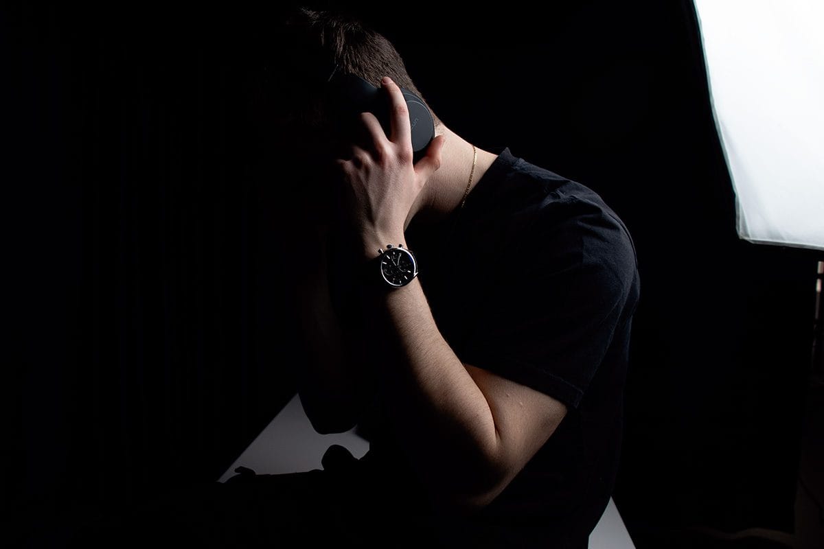 portrait sombre en clair obscur d'un homme pensif dans l’ombre