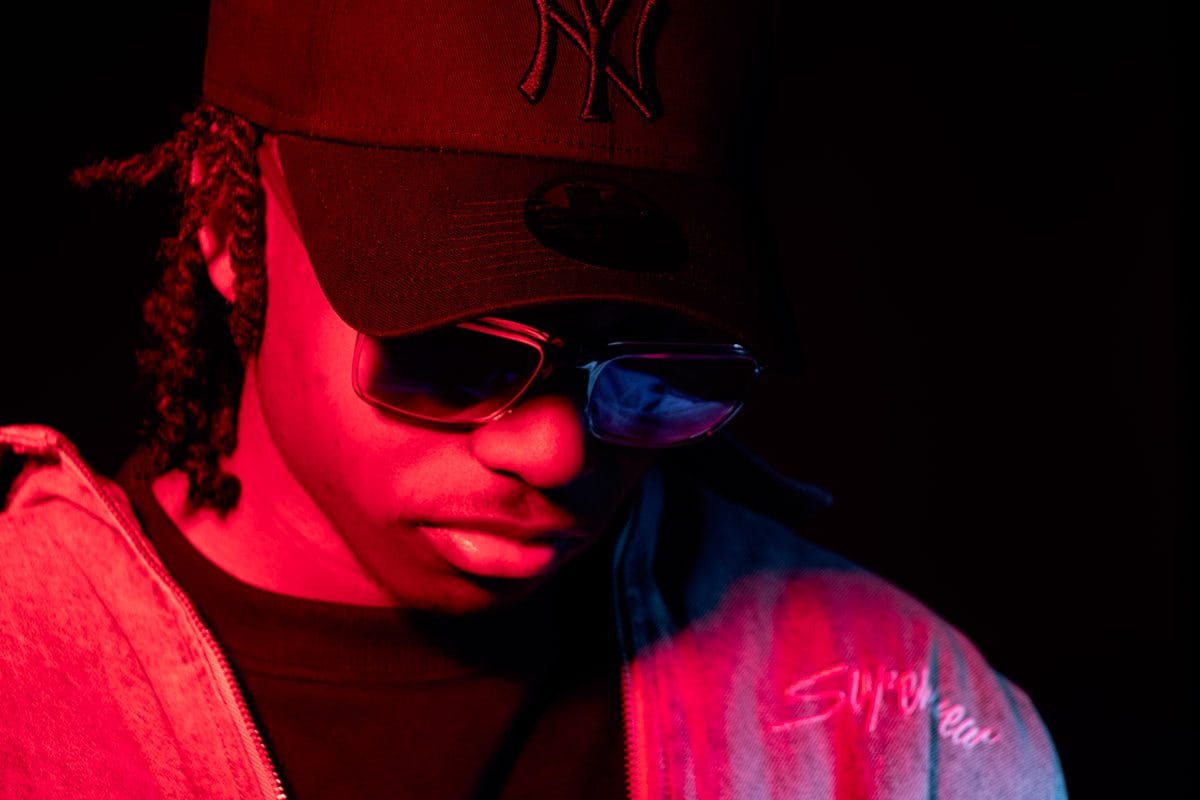 Portrait artistique d'un homme illuminé par une lumière rouge