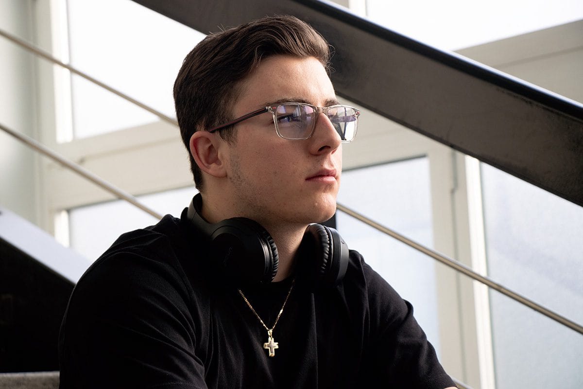 Portrait homme regard vers la lumière