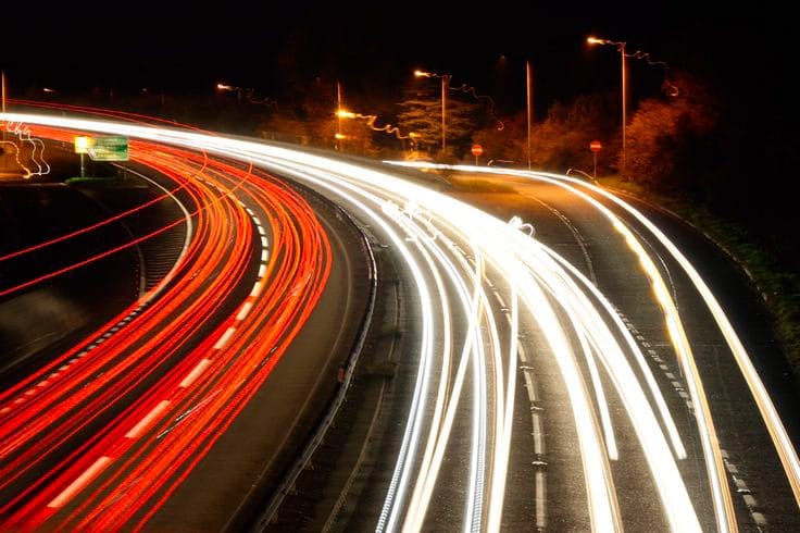 Photo de trainées lumineuses de nuit en longue exposition